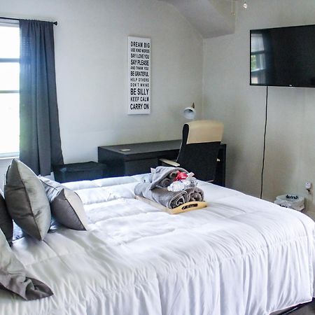 Master Bedroom In Home Away From Home Detroit Exterior foto